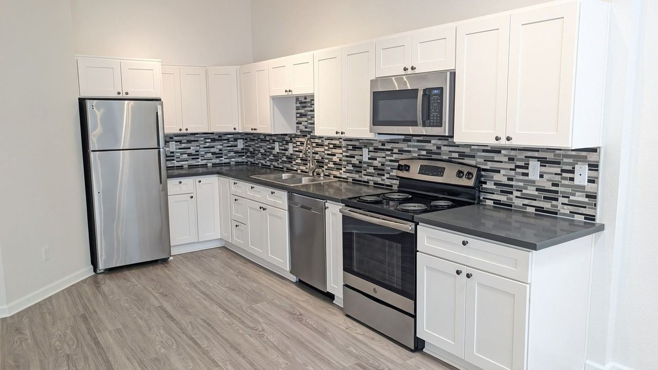 2405 Pacific Ave - Photo 6 of 21