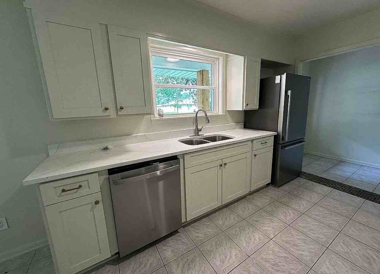 214 Brentwood Blvd - Photo 2 of 15