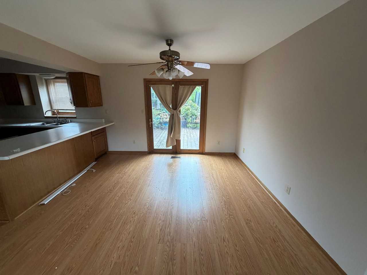 1505 Oxford Ln - Photo 3 of 7