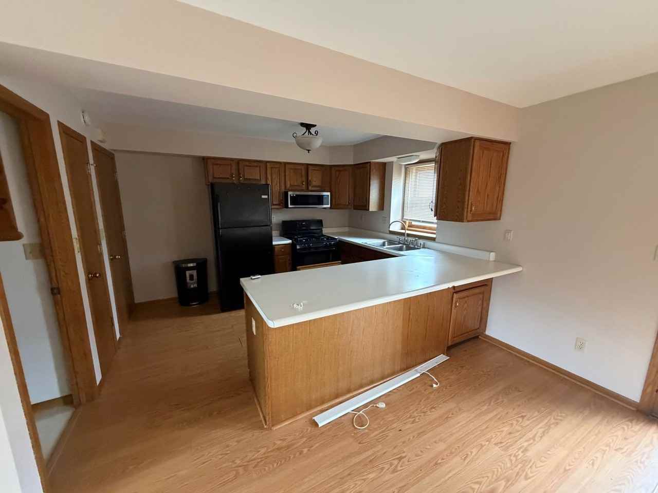 1505 Oxford Ln - Photo 4 of 7