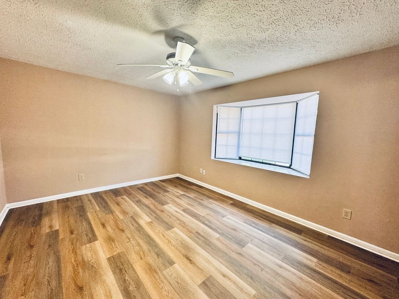 30 Beacon Ct - Photo 2 of 12