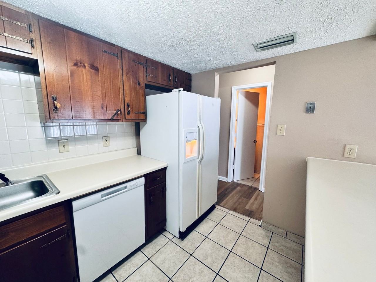 30 Beacon Ct - Photo 3 of 12
