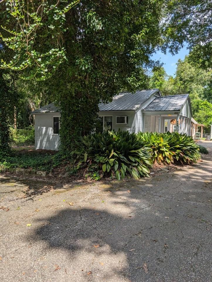 946 N College St - Photo 2 of 3