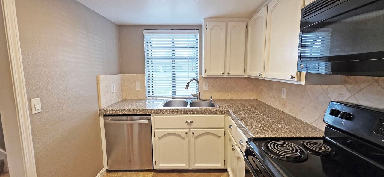 210 Wales Dr - Photo 2 of 37