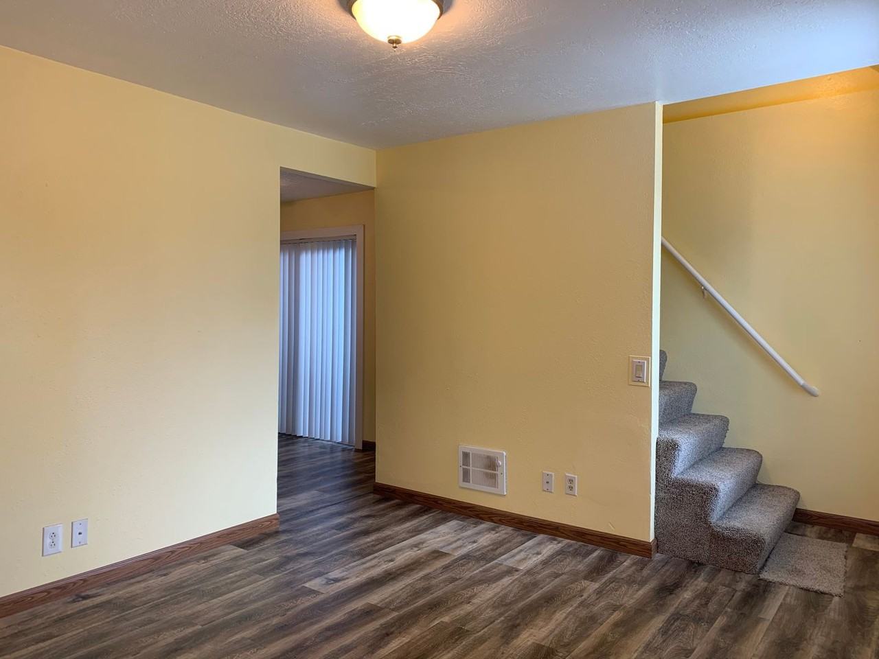 605 Beech St - Photo 3 of 24