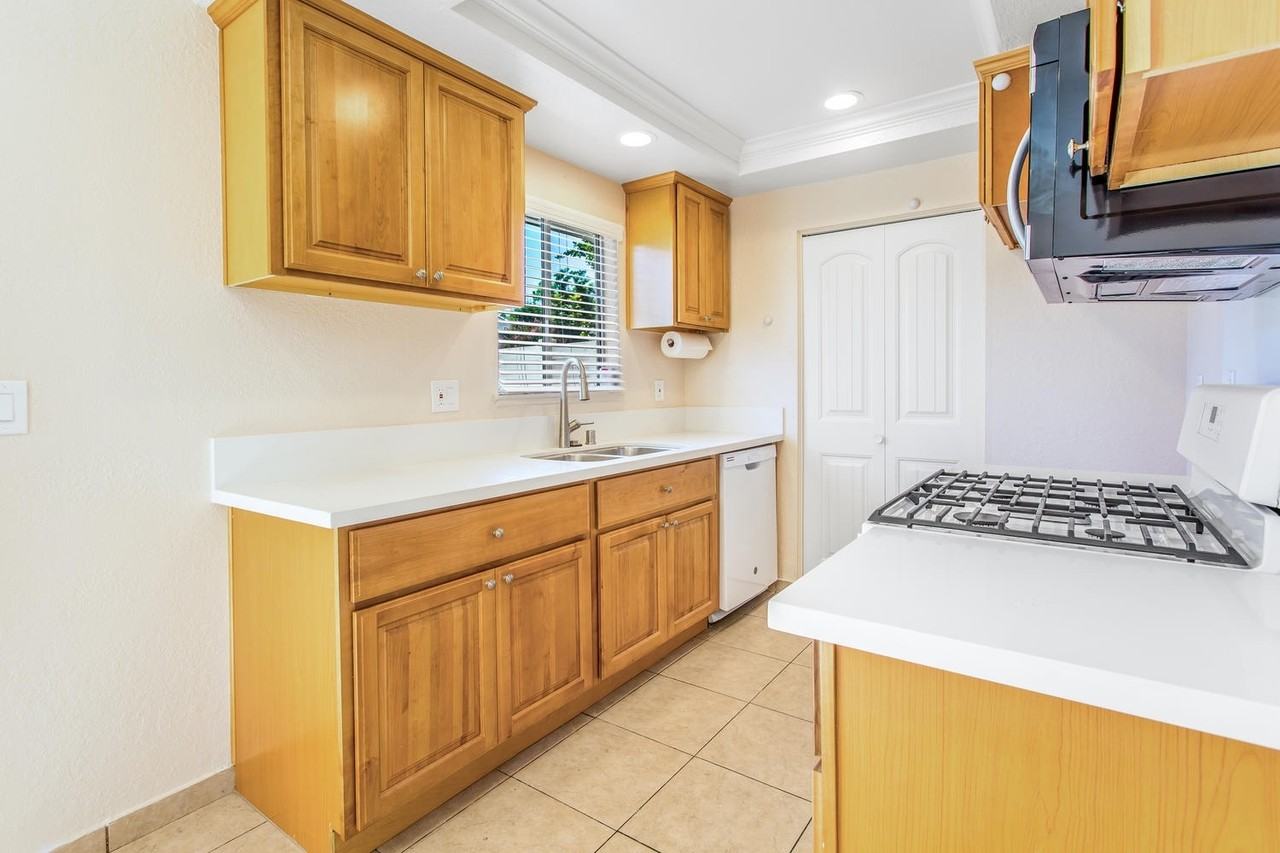 1045 Clark St - Photo 3 of 16