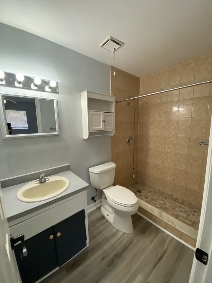 437 E Rosewood Ln - Photo 4 of 10