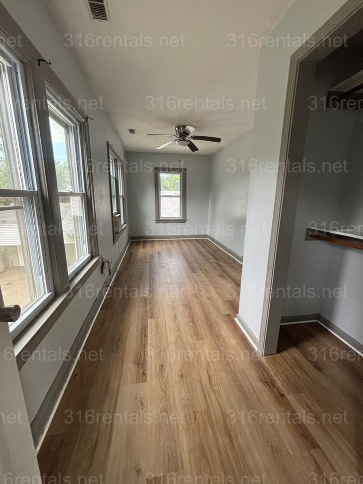 503 N Summit St - Photo 4 of 13
