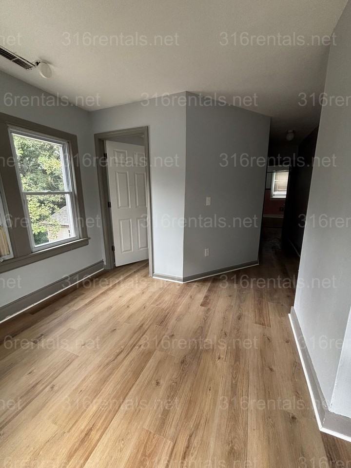 503 N Summit St - Photo 5 of 13