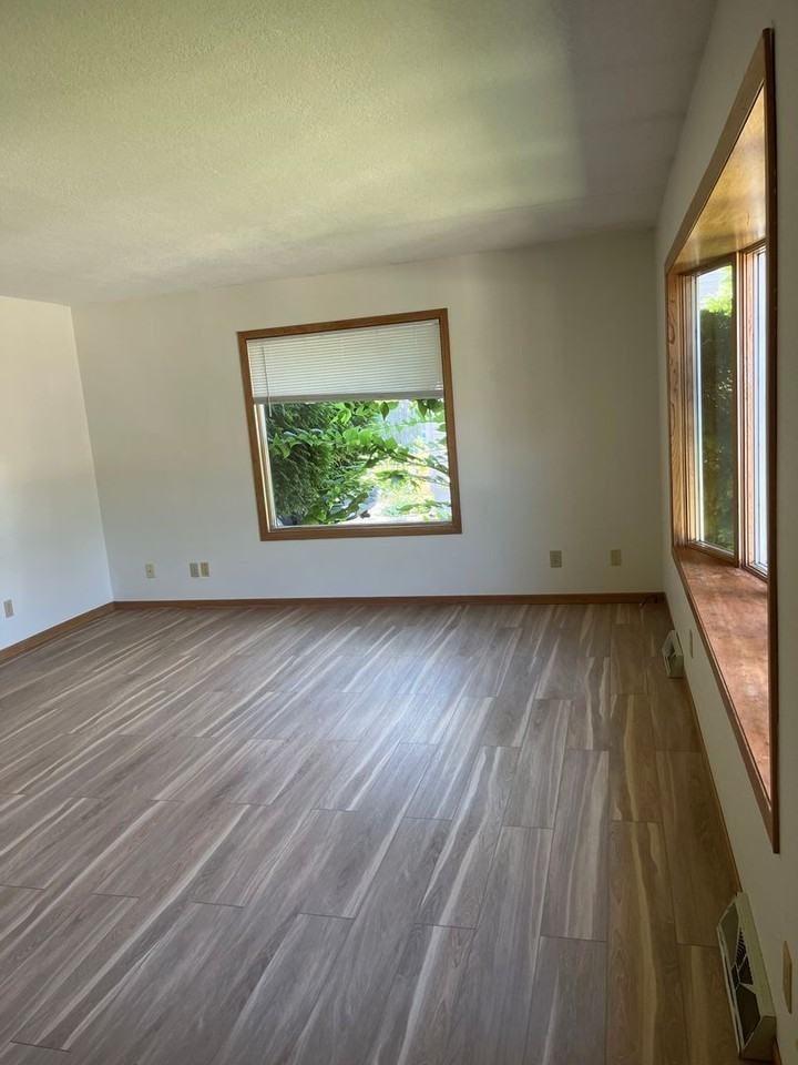 1612 W 7th St - Photo 2 of 11