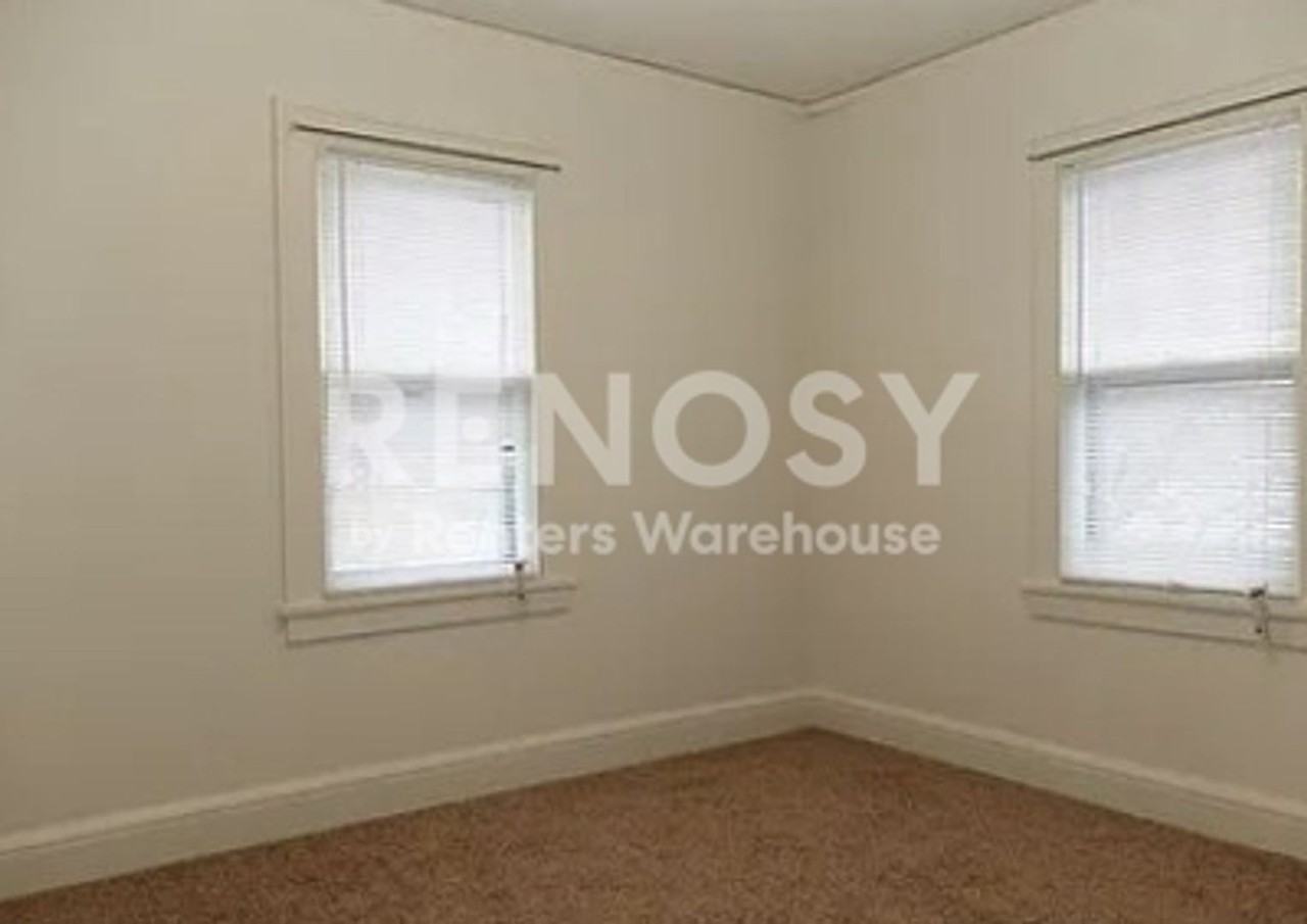 2354 Benjamin St Ne - Photo 5 of 12