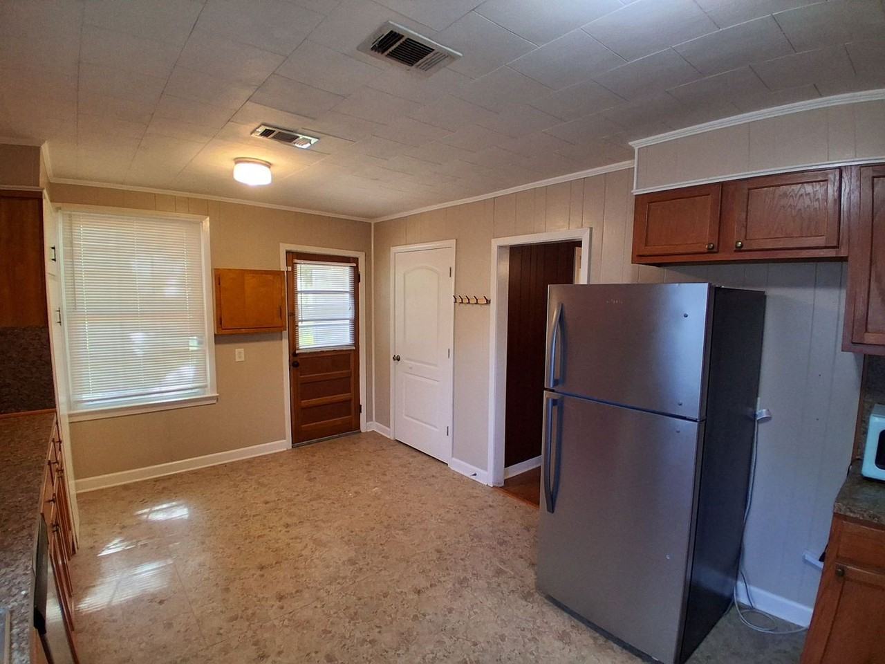 905 Pinckney Ave - Photo 5 of 13