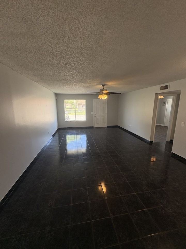 539 E Rosewood Ln - Photo 4 of 9