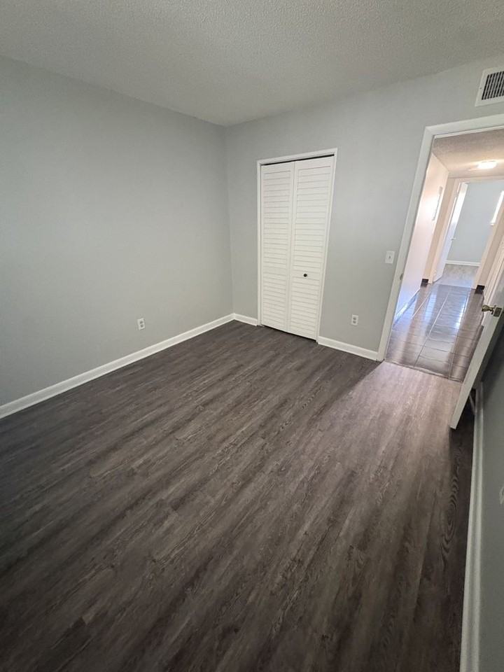 539 E Rosewood Ln - Photo 5 of 9