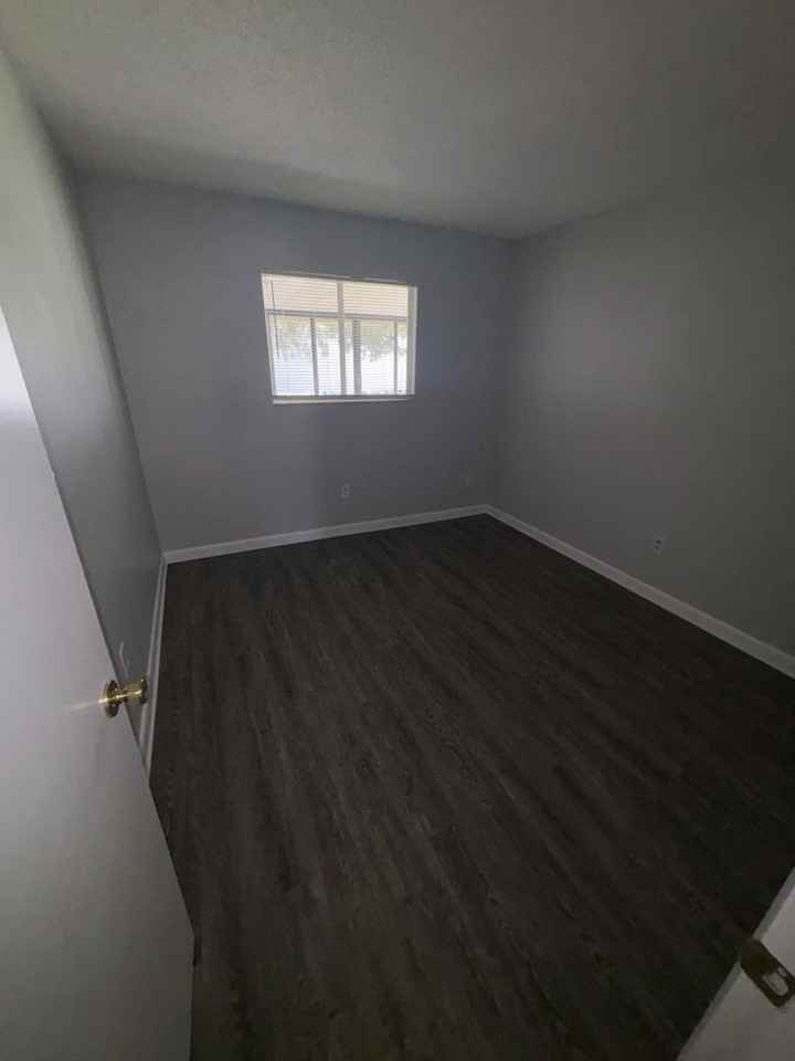 539 E Rosewood Ln - Photo 6 of 9