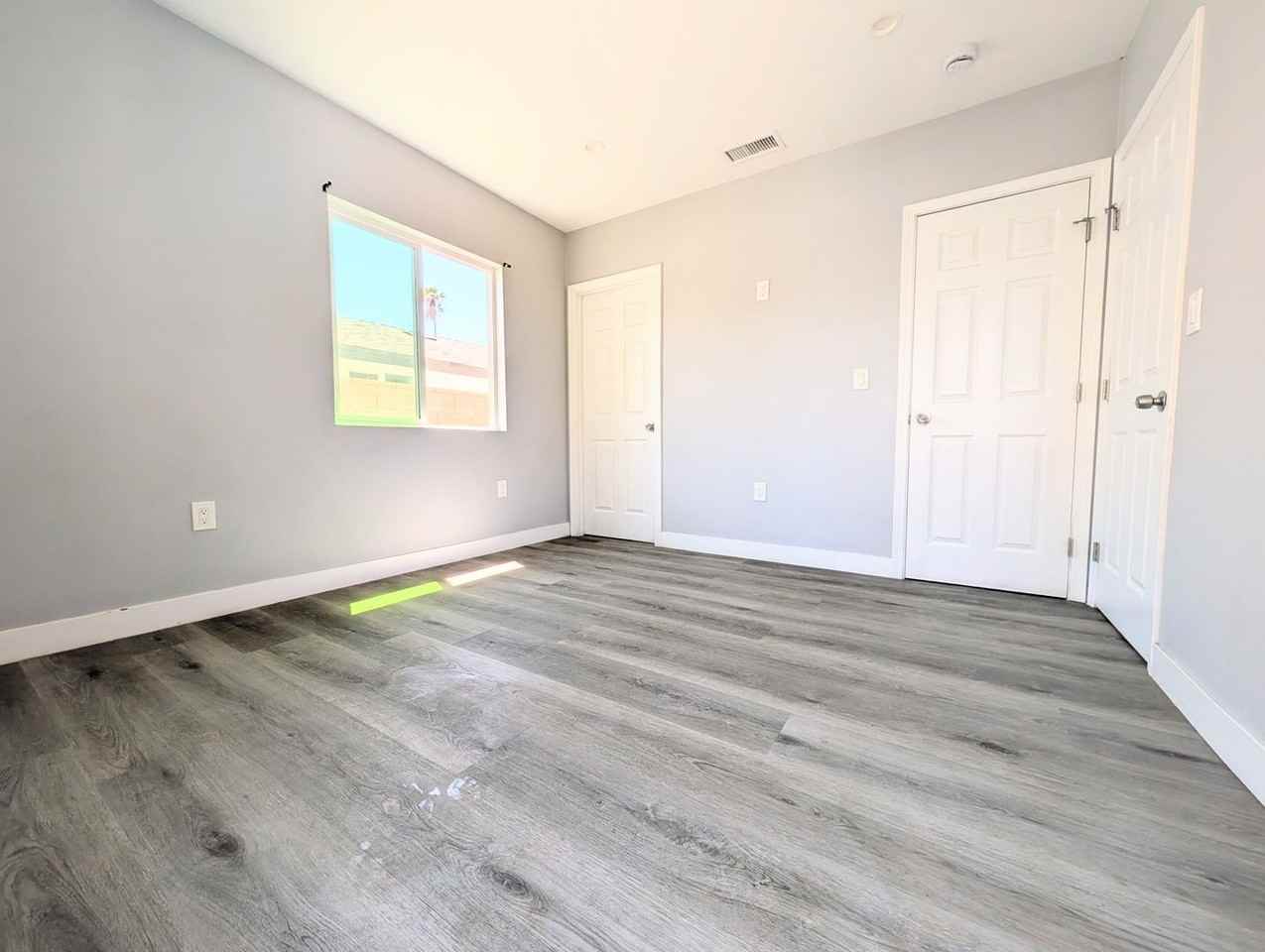 2227 Greenwood St - Photo 5 of 10