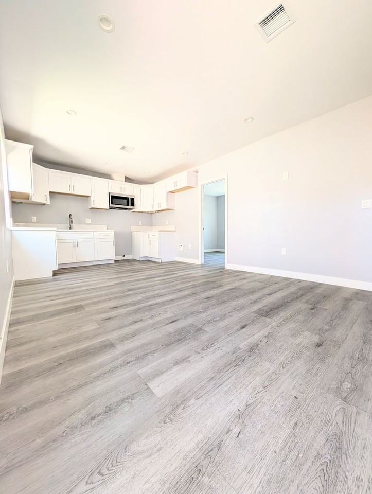 2227 Greenwood St - Photo 6 of 10
