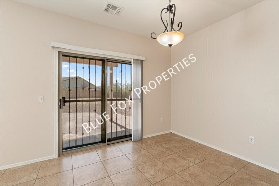 8277 W Zlacket Dr - Photo 7 of 31