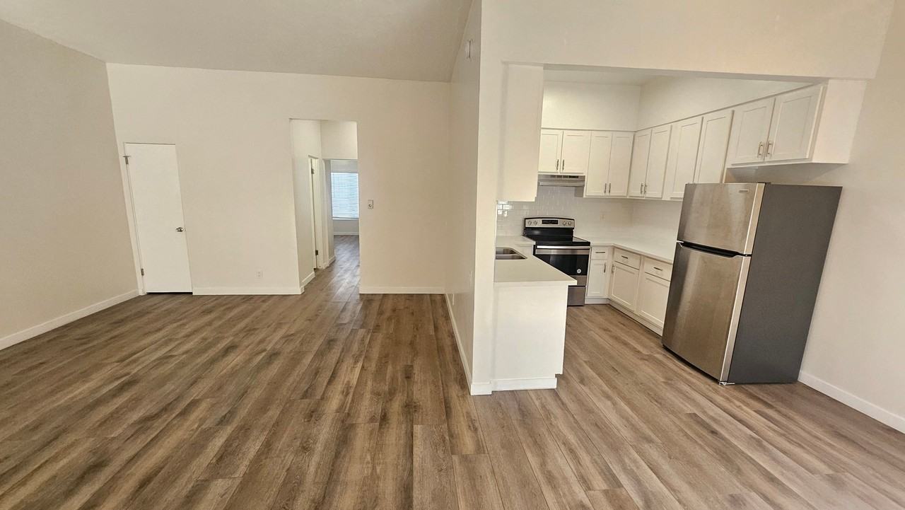 1860 N Mariposa Ave #2 - Photo 4 of 11