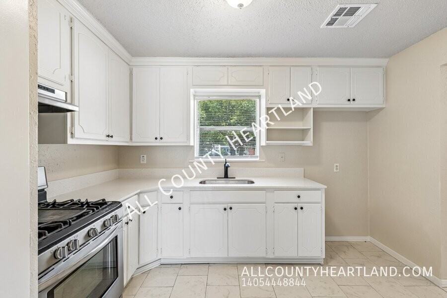 1913 Elm Dr - Photo 3 of 11