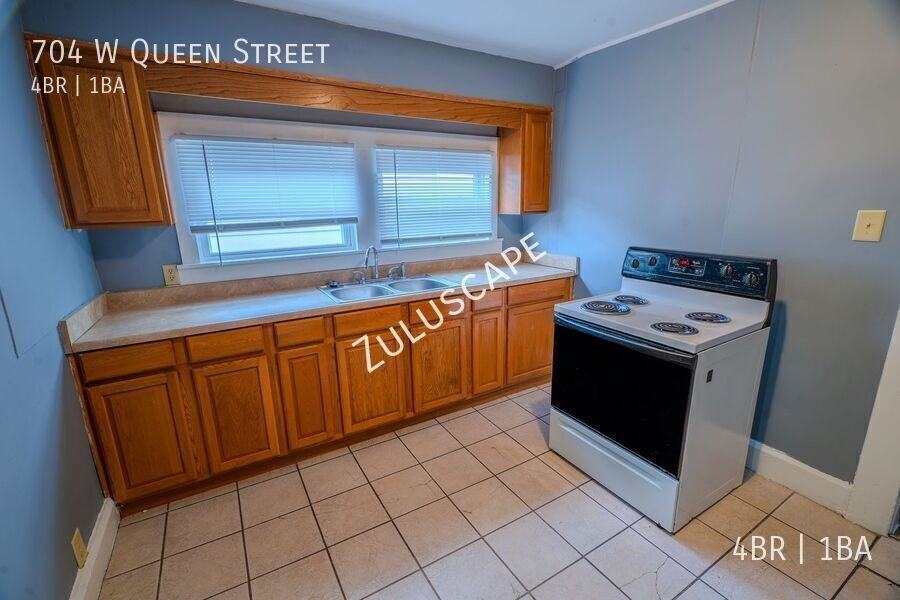 704 W Queen St - Photo 5 of 10