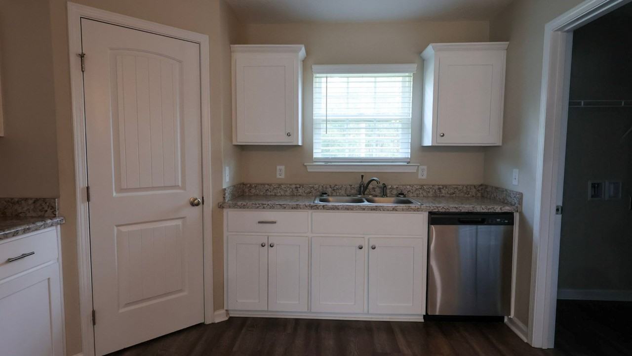 521 Church Cir - Photo 7 of 16