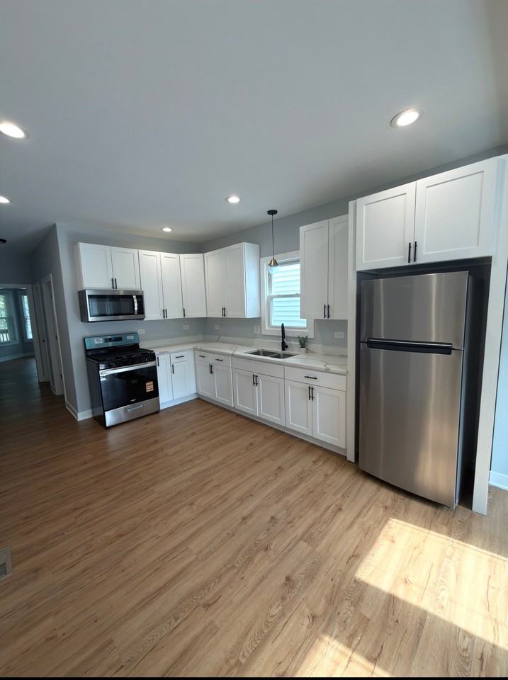 5738 S Paulina St - Photo 4 of 31