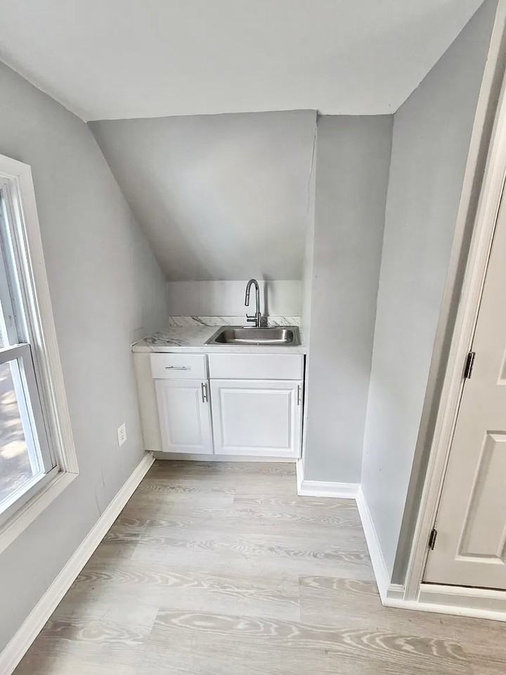 244 Leslie St #3 - Photo 5 of 12