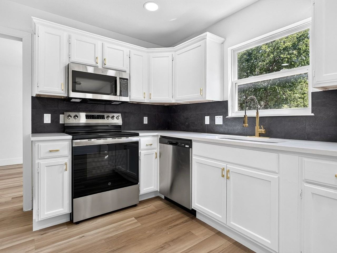 1500 Endicott Dr - Photo 2 of 12