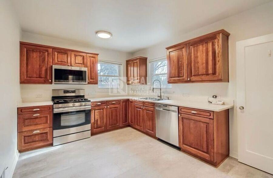 1219 Glencoe St - Photo 6 of 19
