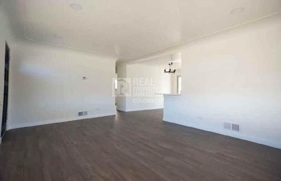 2000 Irving St - Photo 4 of 24
