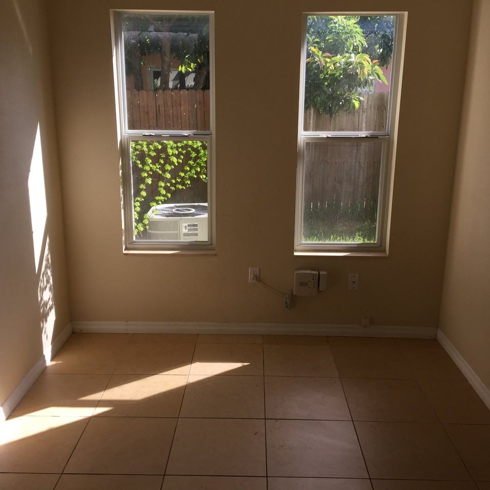 2209 19th St W - Photo 3 of 10