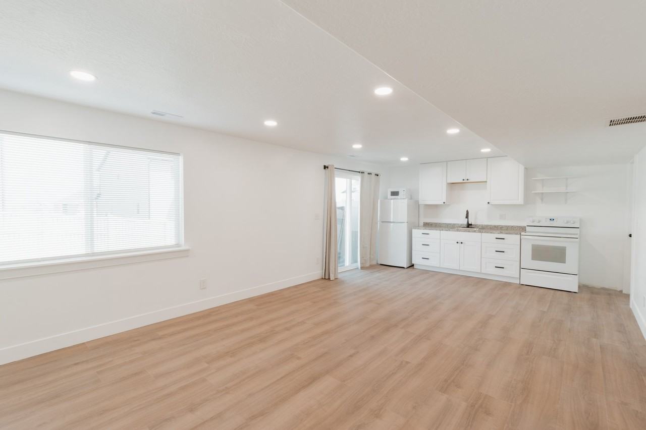 996 N Freeman Dr - Photo 5 of 10