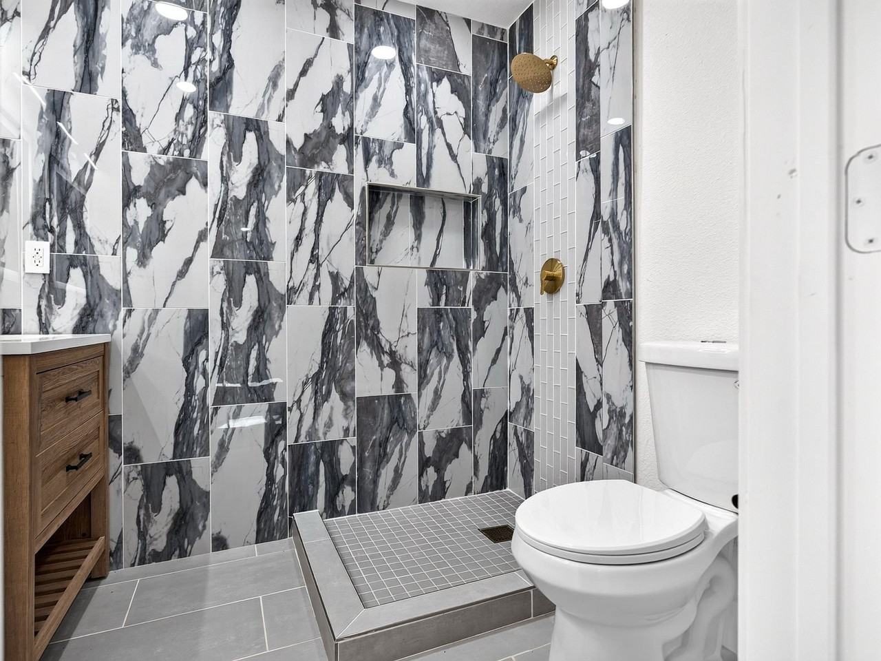 7202 Lakeshore Dr - Photo 4 of 17