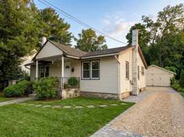 featured image of 10 S Woodbury Rd