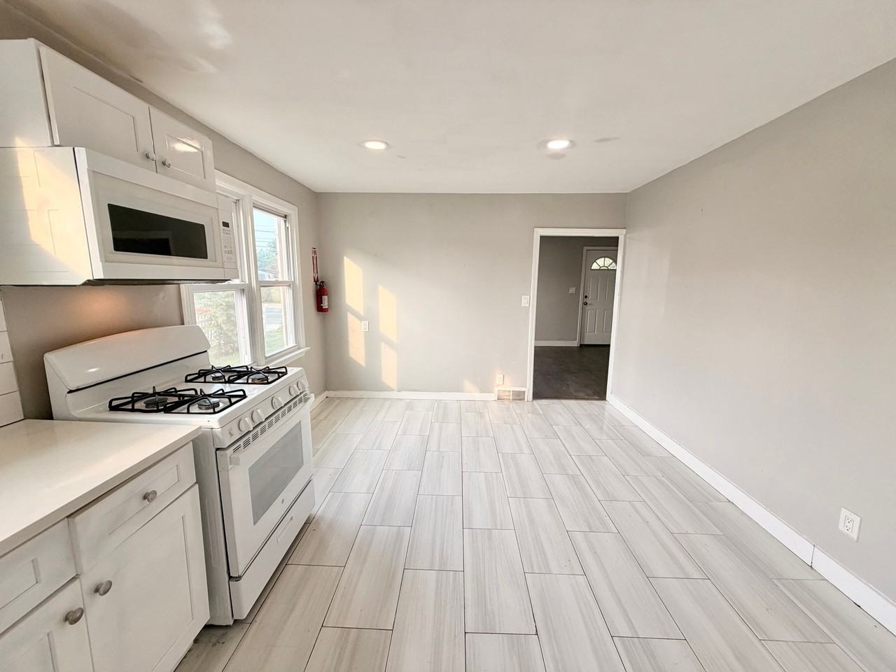 10 S Woodbury Rd - Photo 3 of 14