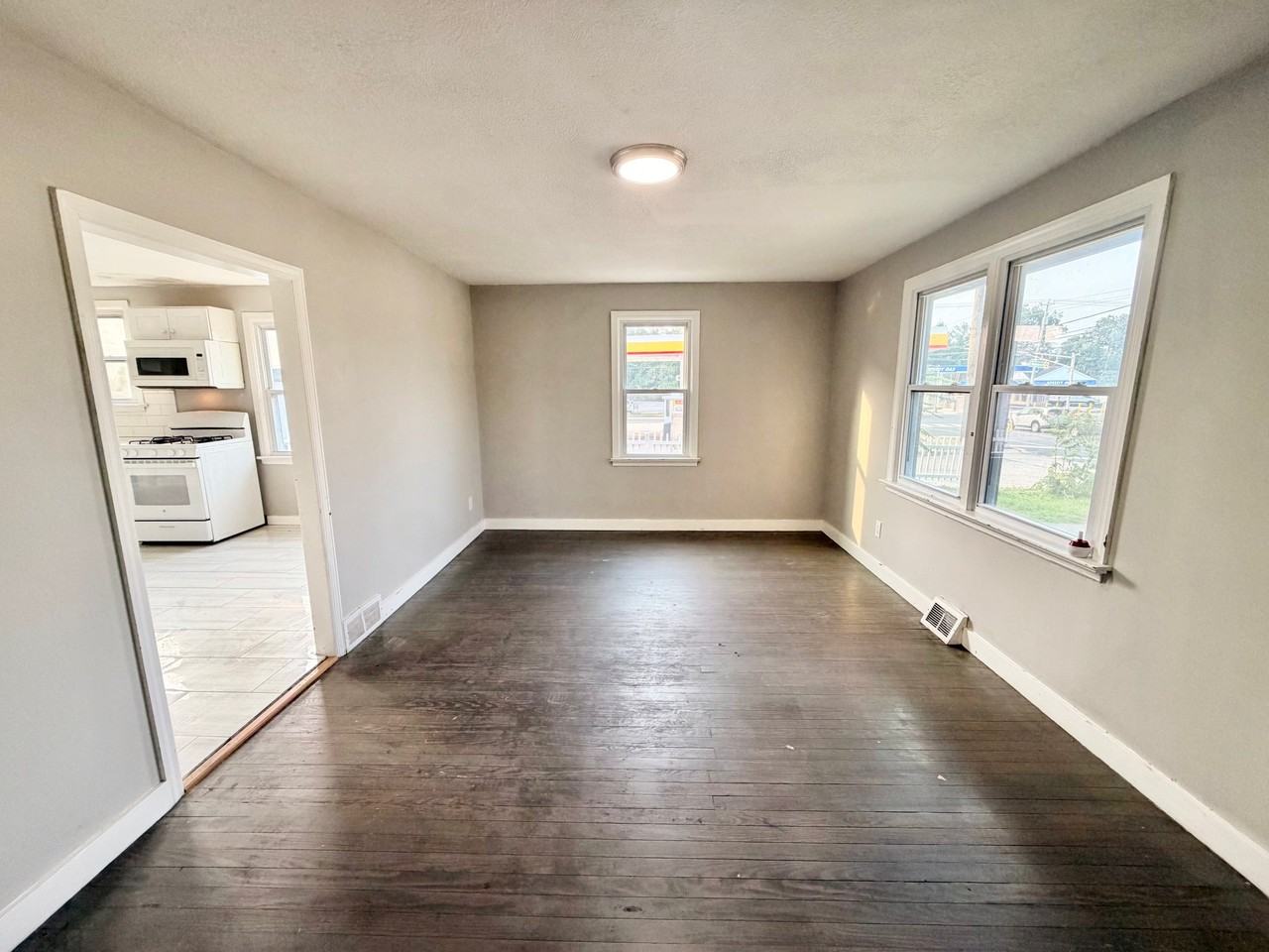 10 S Woodbury Rd - Photo 4 of 14
