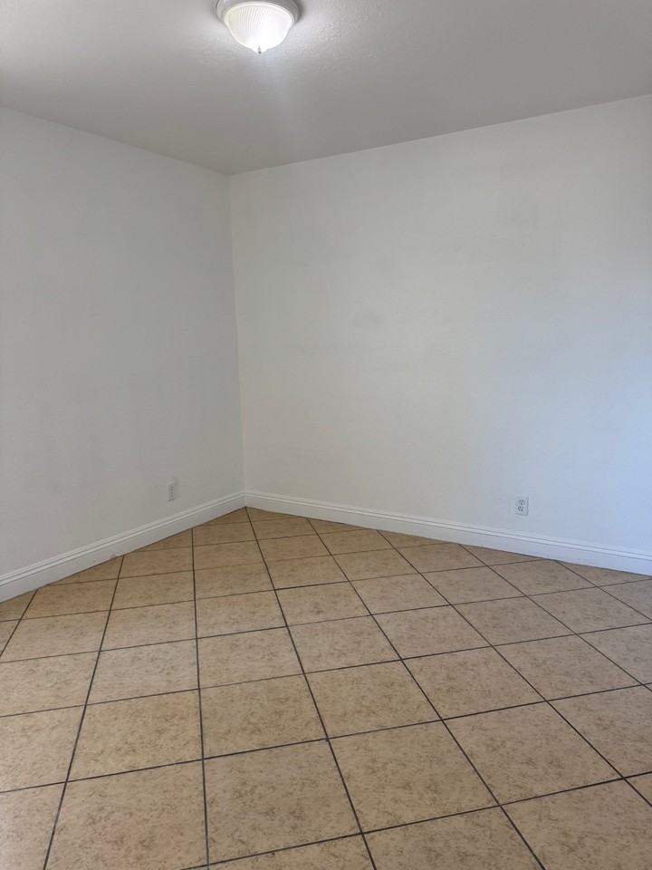 721 W 1st St #F103 - Photo 3 of 18