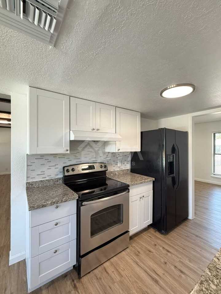 9703 Five Forks St - Photo 3 of 18