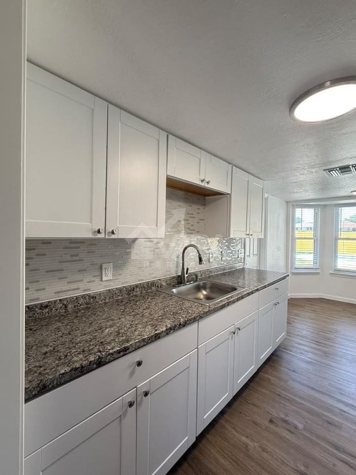 9703 Five Forks St - Photo 4 of 18