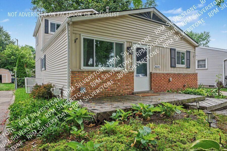 8600 Russell St - Photo 3 of 26