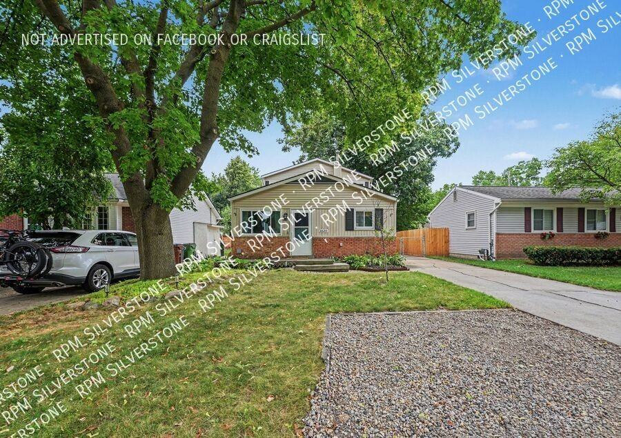 8600 Russell St - Photo 5 of 26