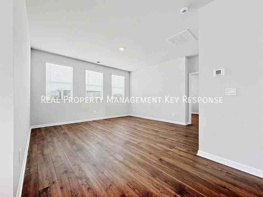 2042 Live Oak Dr - Photo 2 of 22