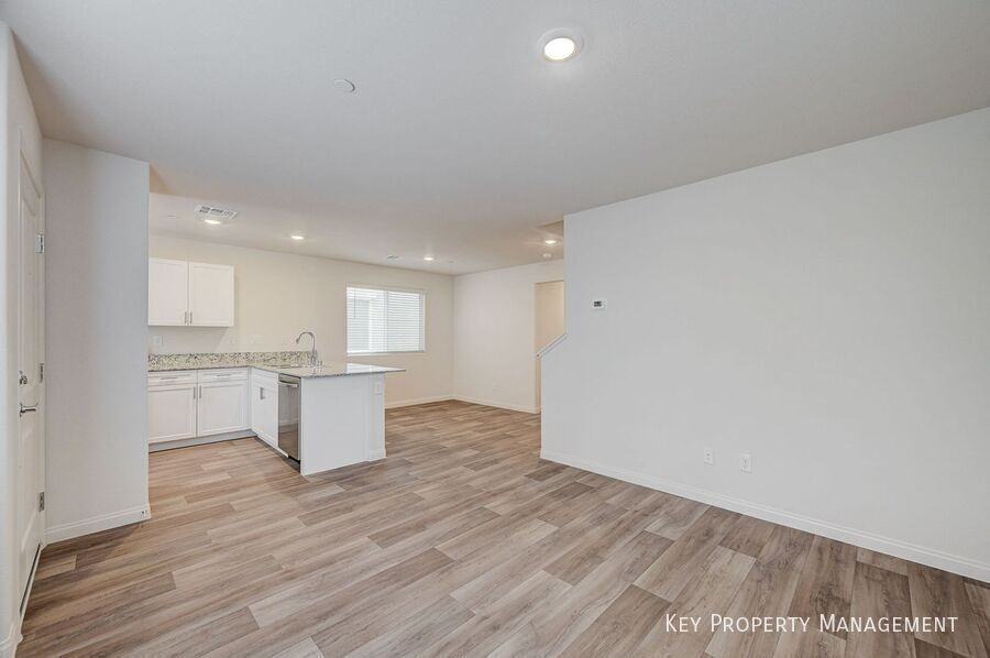 3026 Baltic Green St - Photo 5 of 27
