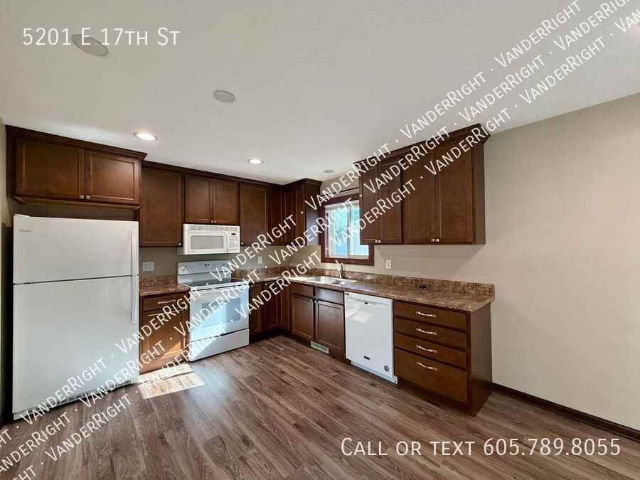 5201 E 17th St - Photo 3 of 31