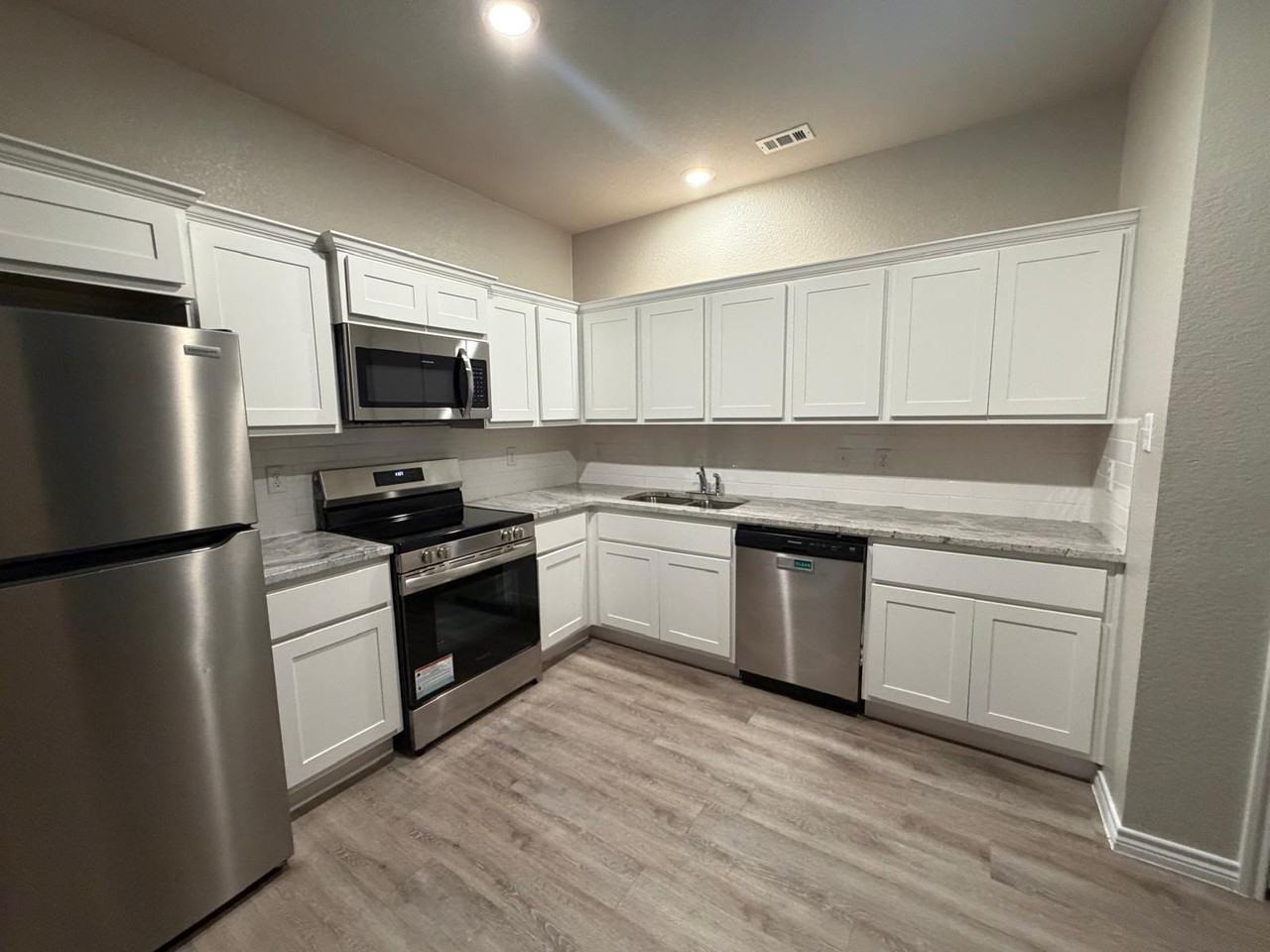 1703 Dakota Trce #B - Photo 5 of 16