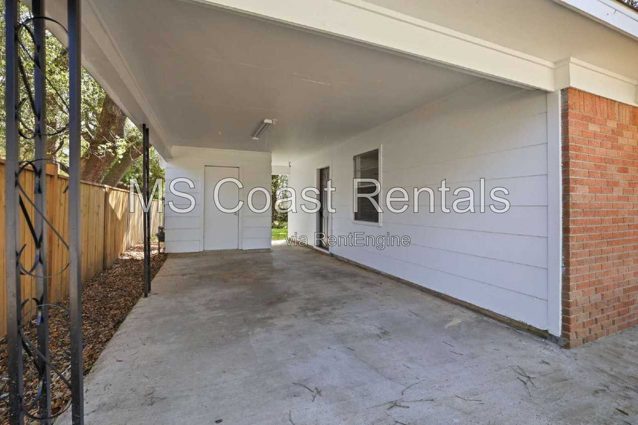 16205 Seville Ct - Photo 3 of 31