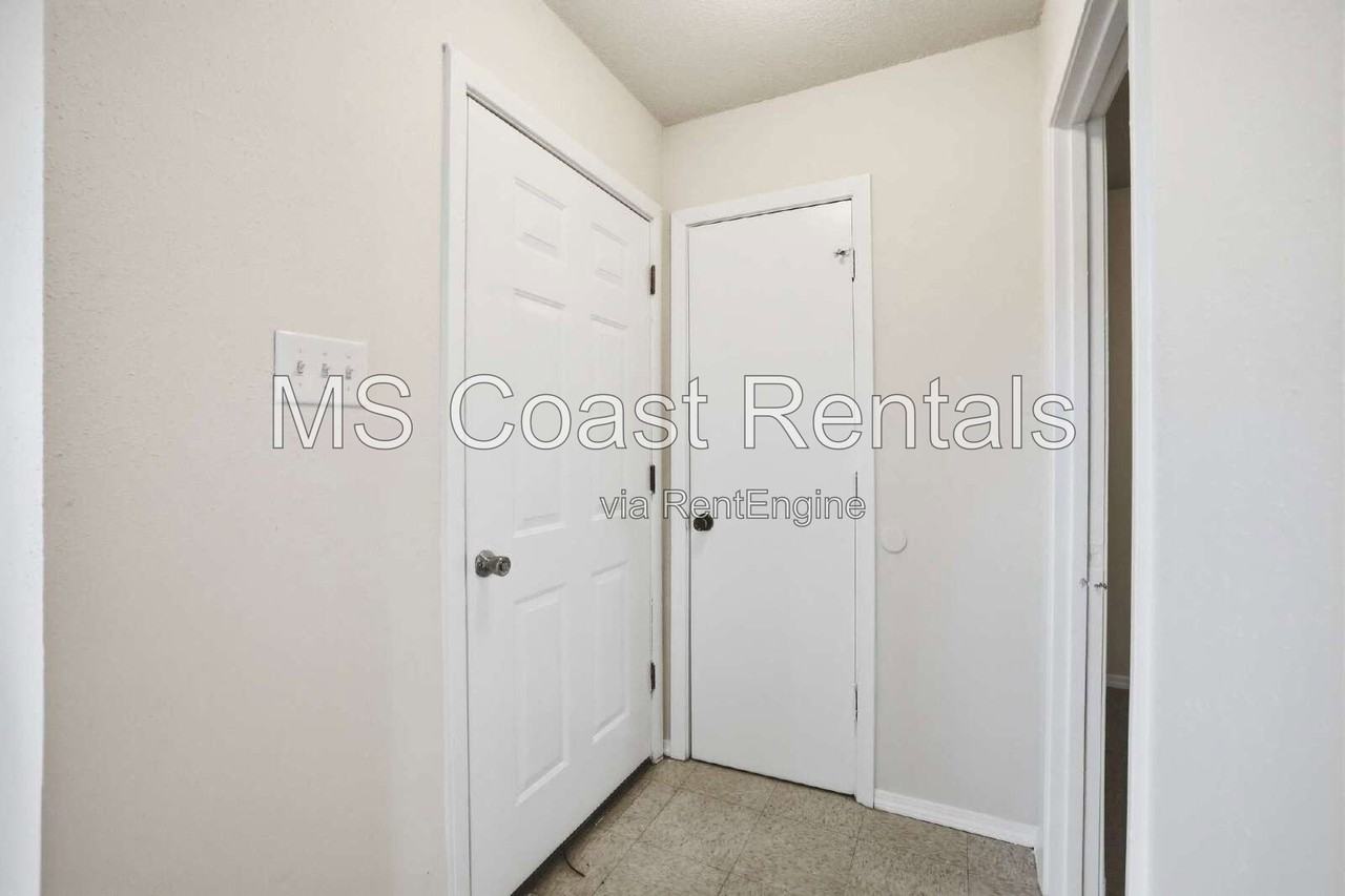 16205 Seville Ct - Photo 4 of 31