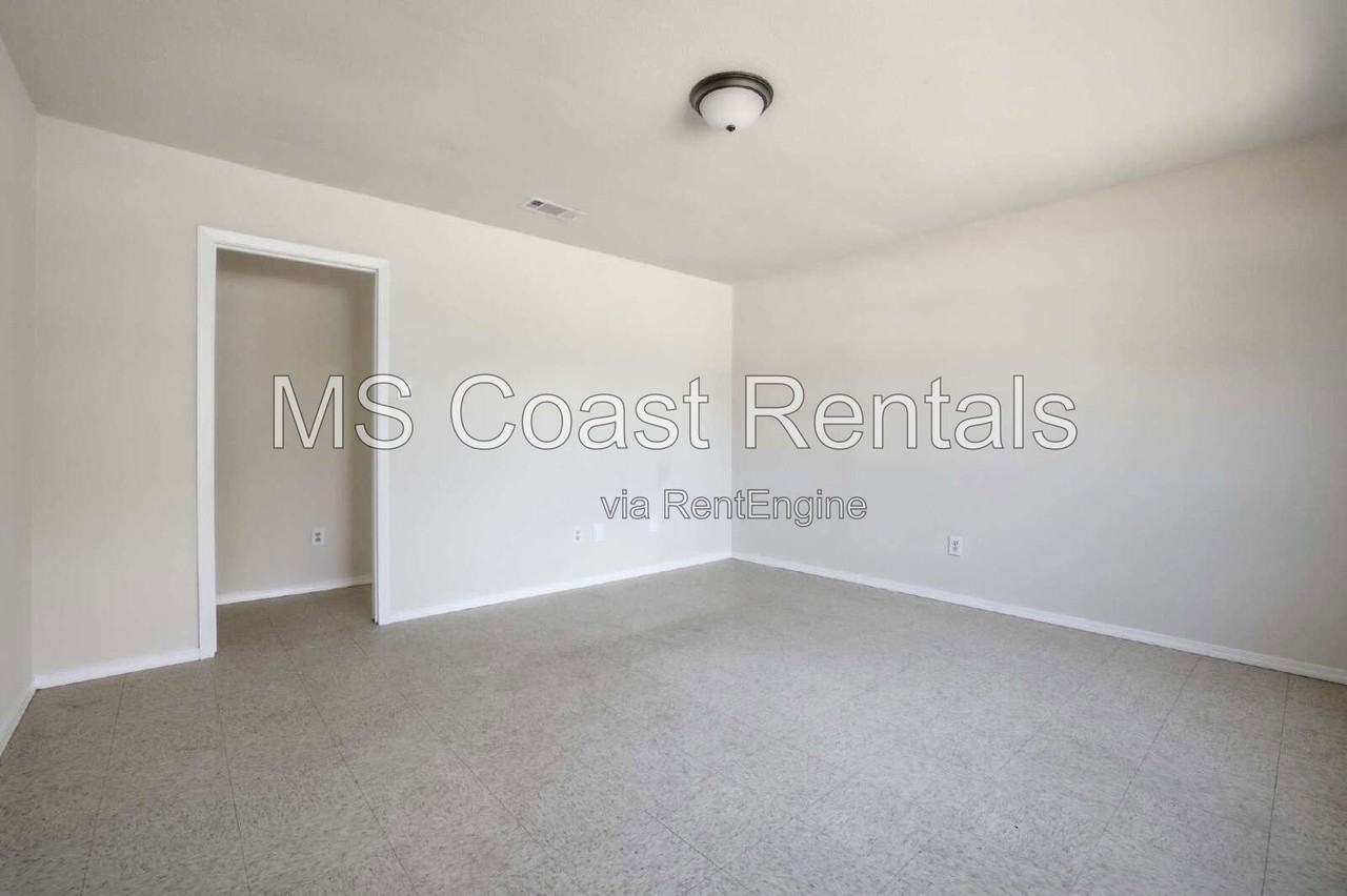 16205 Seville Ct - Photo 5 of 31