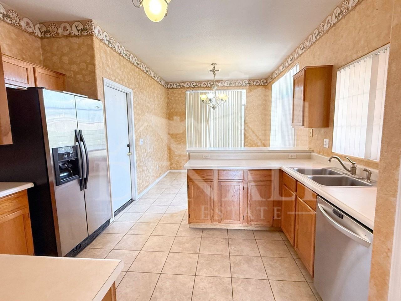 5061 W Glenview Pl - Photo 6 of 20